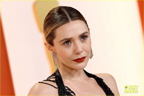 elizabeth olsen boob|Elizabeth Olsen Reveals Red Carpet Gowns Make Her Feel Very。